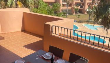 Luxury 2 bedroom 2 bathroom South facing second floor apartment - Foto 2