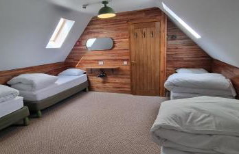 Stylish Lodge in the Peak District sleeps up to 9 - Photo 7