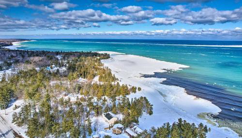 Spacious Lakefront Home with Sunroom and Bar! - Foto 2