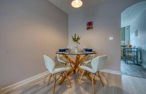 Solihull 2-Bed Flat with Parking-Ideal for Contractors, Business, Long Stays - Photo 20