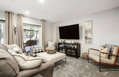 Lakefront Luxury with Private Beach, Sleeps 14 - Foto 27