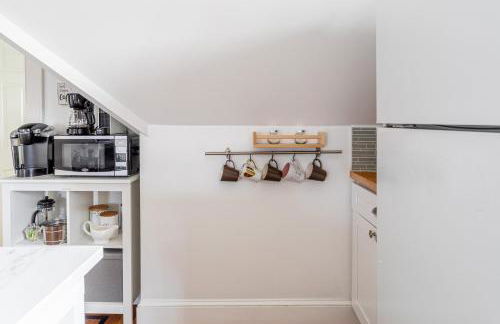 Charming 2BR Getaway with Modern Comforts - Foto 47