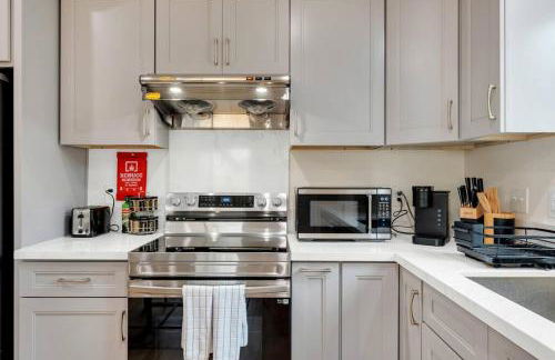 Urban Retreat Fun Relax Self Check-In Hot Tub Foosball Fire Pit Cornhole - Photo 36