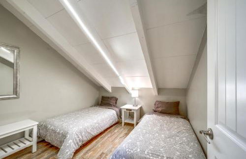 Fire Pit and Grill Spacious Forest Lakes Chalet - Foto 25