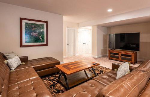 Luxurious 4BR Retreat - Pool Table & Chic Amenities - Photo 17