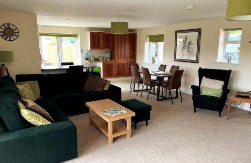 Gamekeepers Cottage - Hot Tub, 2 bed, sleeps 4, private patio, AC, stunning views - Photo 1