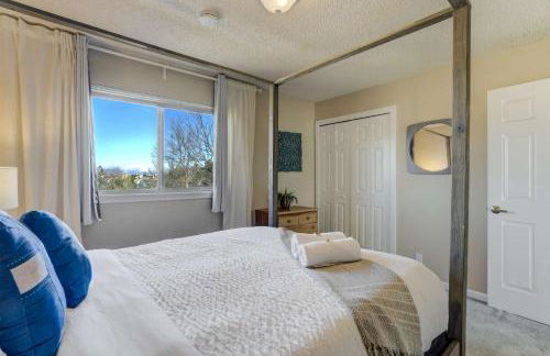 Deep Blue Spacious Escape w Hot Tub & Playground - Foto 36