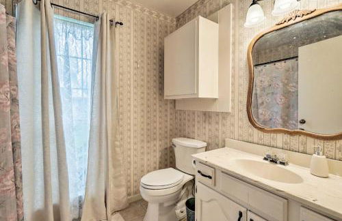 Riverfront Martindale House with 2 Covered Decks - Foto 15