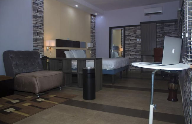 Premiership UK Suites - Photo 14