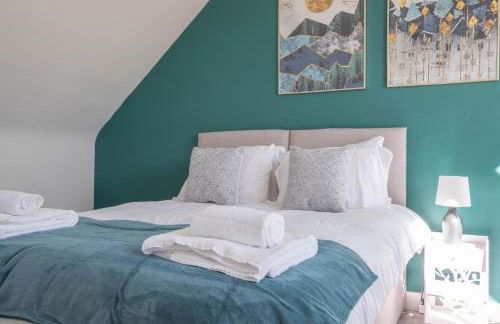 Beautiful and comfortable home away from home with free parking, fast wifi and white crisp hotel standard linen hosted by Our Home Short Stays - Photo 25