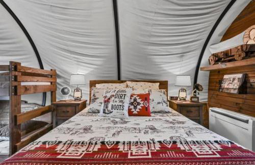 Texas Glamping near Murchison: Charming Wagon Rental Perfect for a Romantic Getaway - Foto 13