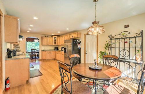 Granby Home with Deck Less Than half Mi to Aldrich Lake! - Foto 12