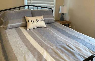 Stylish and Convenient with WiFi & Fenced yard - Foto 11