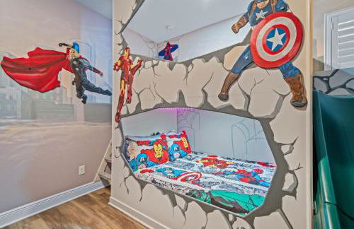 Epic Playhouse Getaway - Castle & Superhero Bunks Theater Private Pool No Rear Neighbors - Foto 14