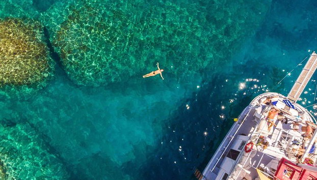 Crucero de natación exclusivo en Rodas: barra libre de cócteles y bufé gourmet - Foto 3, Vive el día perfecto en el mar en el crucero de un día en barco Romantika