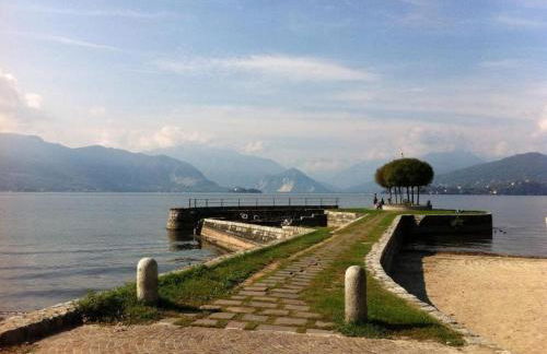 Romantic Attic Retreat with Panoramic Terrace, Steps from the Lake - Photo 17