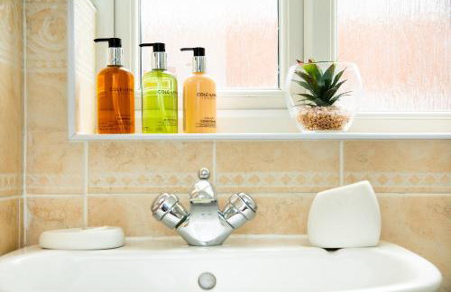 Modern and Spacious Home From Home 1 mile from M1 - with Netflix, Prime Video, PS5, free parking, superfast WiFi, BBQ - Sleeps 11 - By Brightleap Apartments - Foto 48