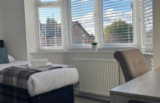 Briants, for Families & Contractors - Free Parking - Photo 11