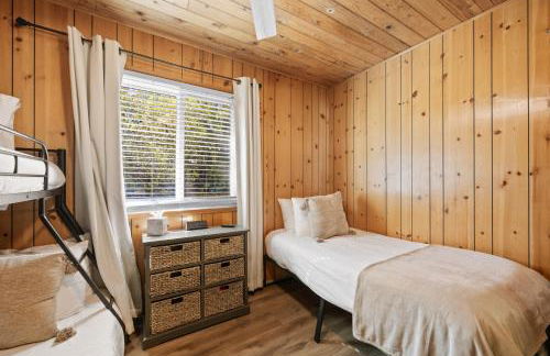 Tranquil Retreat with Fenced Backyard, Hot tub & Bar - Foto 22