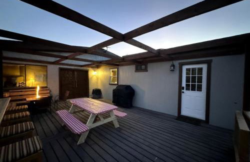 Cozy Creekside Cottage with Deck and Fire Pit in Camp Verde, Arizona - Foto 1