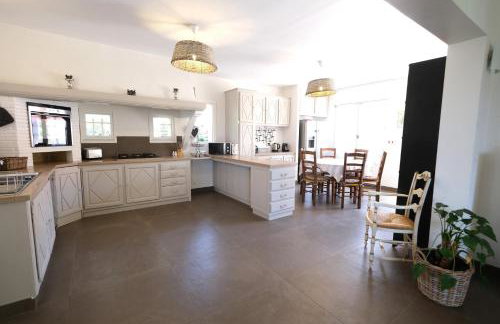 Slpendid villa with heated pool and Jacuzzi for 12 people in Saint-chamas - Foto 16