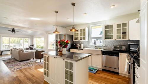 Orca Haven - 2BR with Scenic Views in Richmond Beach - Photo 3