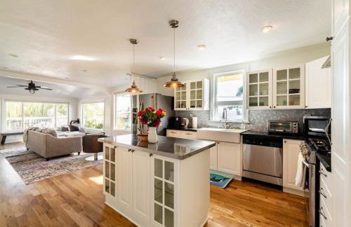 Orca Haven - 2BR with Scenic Views in Richmond Beach - Foto 3