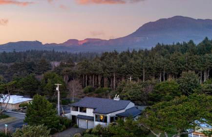 Half Block to Beach w/ Oceanview, Patio + Balcony The Shore Pine by Avantstay - Foto 10