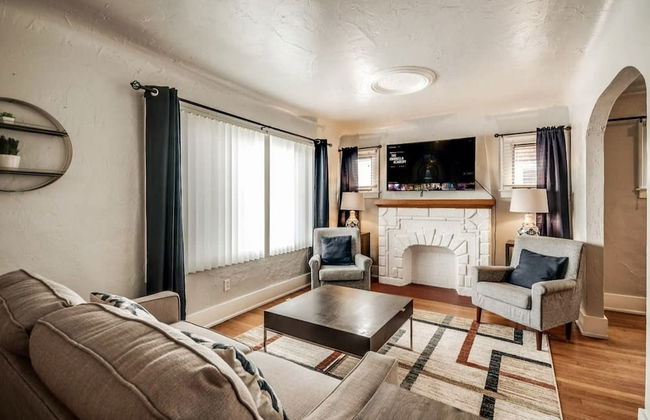 Shiny and Comfortable Oakland House 3 car Driveway - Photo 2