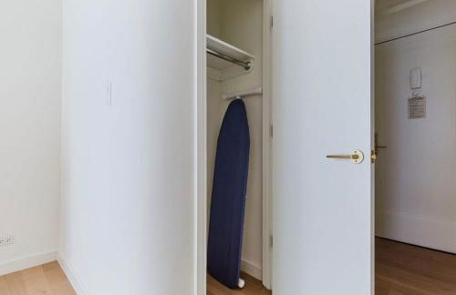 Blueground Midtown E wd doorman nr E River NYC-1527 - Photo 17