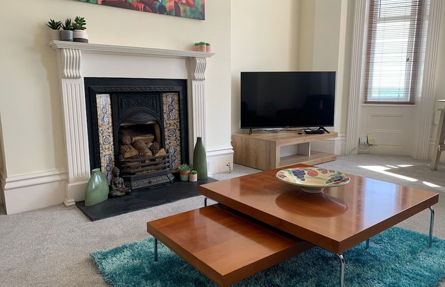 Beach Front 2-bed Apartment With Deck & BBQ - Foto 7