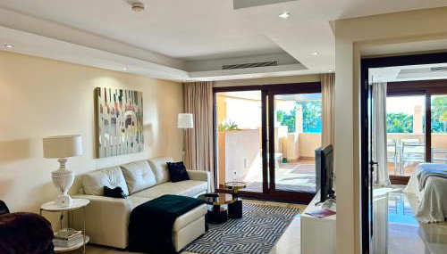 5 Stars BEACHFRONT PARADISE - Seaview, Always Heated Pool, Gym, Sauna! - Foto 2
