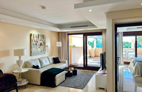 5 Stars BEACHFRONT PARADISE - Seaview, Always Heated Pool, Gym, Sauna! - Foto 2