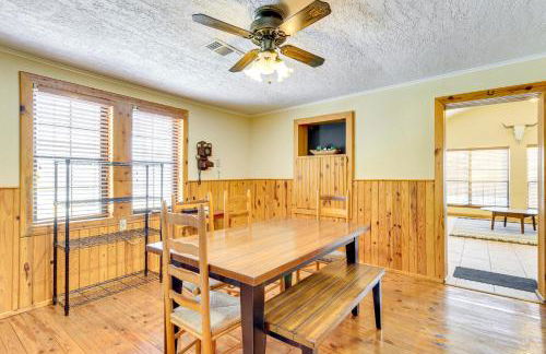 Hike, Fish and Explore Family Cabin in Sulphur! - Foto 7