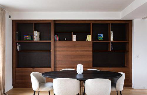 Montaigne - Sunlit Corner Penthouse with Balcony - Photo 17