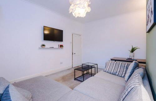 4 Bedroom House in Walkden with Free Parking, by Short Term Digs Short Lets & Serviced Accommodation - Foto 13