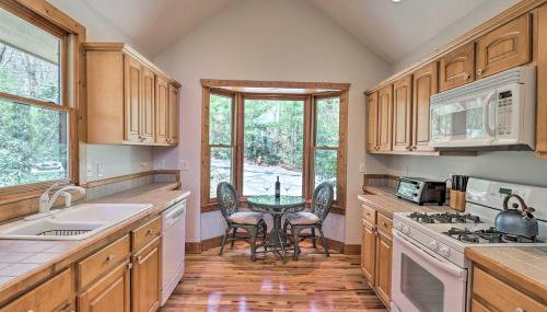 Sapphire Valley Escape w/ Deck: Ski, Hike & Relax - Foto 4