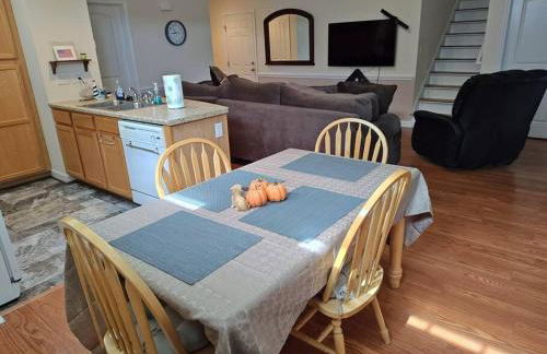 Workers Love It Here! 3 Bedroom House with screened in porch - Foto 12