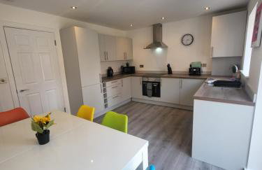 Bright & Spacious 3-Bed Rotherham Home Ideal for Families or Contractors - Foto 1