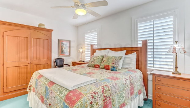 Vintage Home with Fire Pit in Backyard Street Away from Beach by RedAwning - Foto 4, Habitación