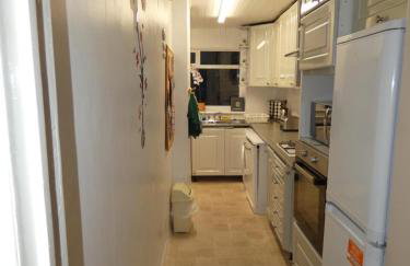 SPACIOUS 3 BED HOUSE WITH PARKING & GOOD TRANSPORT - Photo 12
