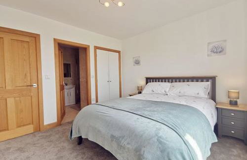 1 Y Bae - Top Floor Apartment - Photo 13