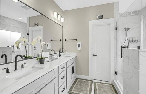 Gray Lux Hse 3BR 3 and half Ba MedCenter DownTWN HotTub - Photo 44