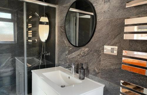 6 Bedroom Bungalow Ascot Racecourse LegoLand Windsor Castle 75" TV - Foto 19