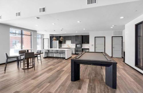 Washer & Dryer with Free Underground Parking with a Pool - Foto 11