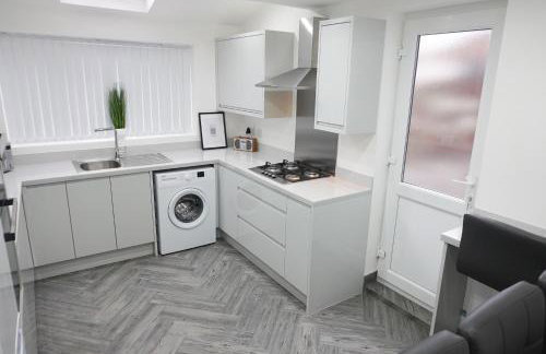 Central Location Liverpool, Modern Home, 4 BR, Sleeps 9, Free Parking - Foto 35