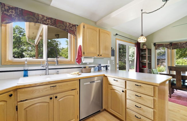 Parkside Gardens | Shady Private Yard W/ Hot Tub! - Foto 12