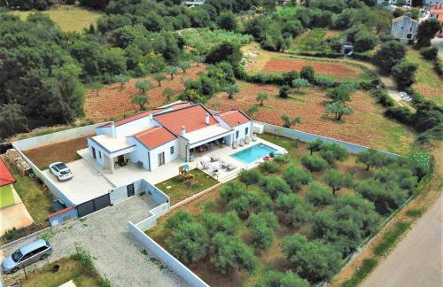 Villa San Zusto, 1600 m2 plot area, heated pool with hydromassage zone - Foto 44