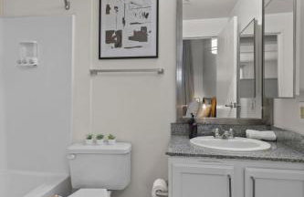 Indy Urban Nest - Sleeps 8 - Skywalk Access - Convention Center - Stadium - Foto 33