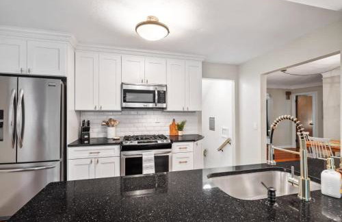 4 Bedroom Pool and Hot Tub Home Near Cleveland - Photo 31